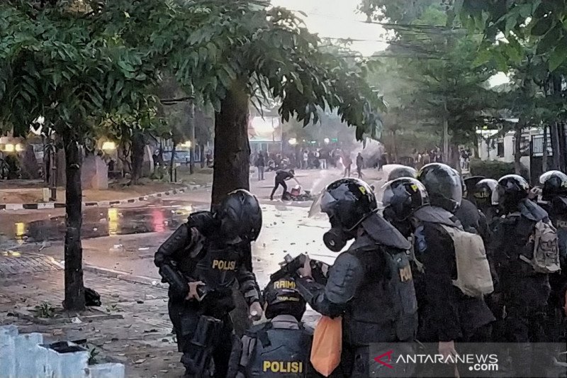 Pedemo di Bandung lempar petasan ke arah polisi
