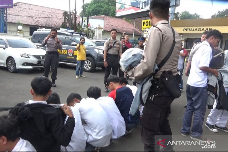 Polisi Kota Sukabumi amankan puluhan pelajar yang akan unjuk rasa ke Jakarta