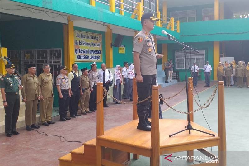 Kapolres Garut imbau siswa tetap belajar tidak terprovokasi ikut demonstrasi