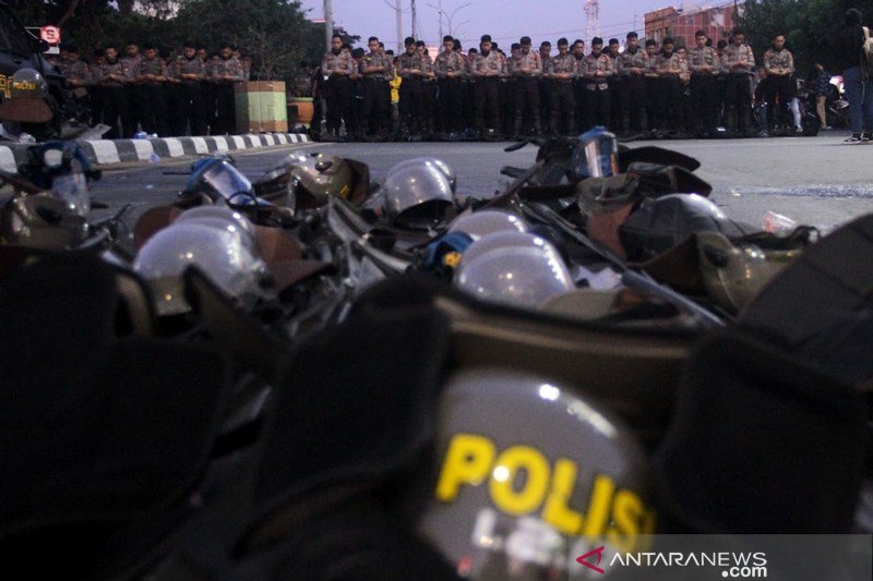 Polisi sholat berjamaah saat amankan demo
