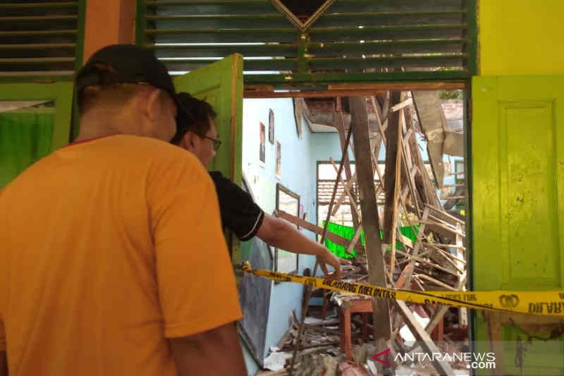 Dua ruang kelas SMPN 2 Plumbon Cirebon ambruk saat kegiatan belajar