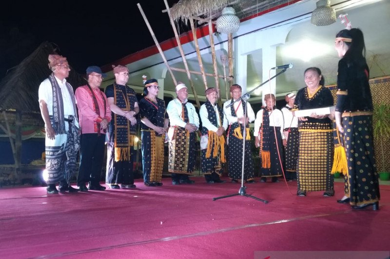Julie Laiskodat duta baca NTT