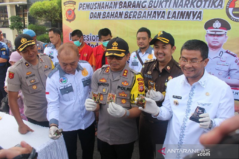 Polres Sumedang musnahkan ratusan bungkus kopi vitalitas pria