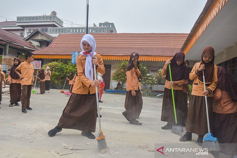 Gambar Gotong Royong Di Sekolah Gambar cerita adalah