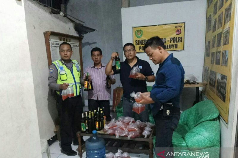 Polisi Cianjur amankan puluhan kantong minuman keras oplosan
