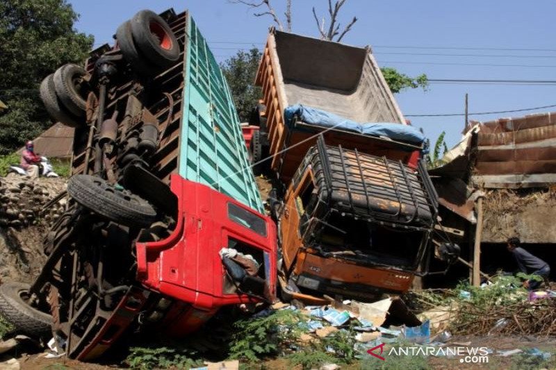 KECELAKAAN MOBIL TRUK