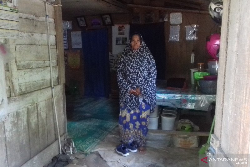 Tinggal di rumah tak layak huni, Tukang ojek perempuan ini berjuang demi tiga anaknya