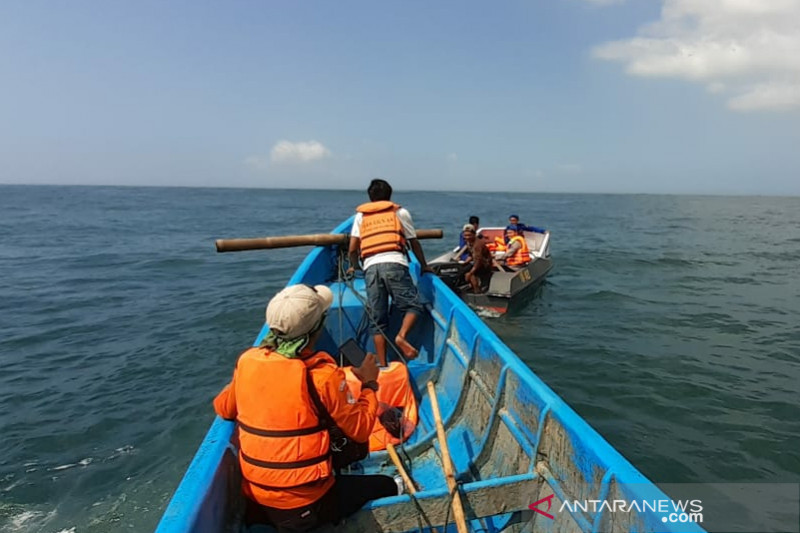 Petugas cari nelayan yang tenggelam di Cipatujah Tasikmalaya