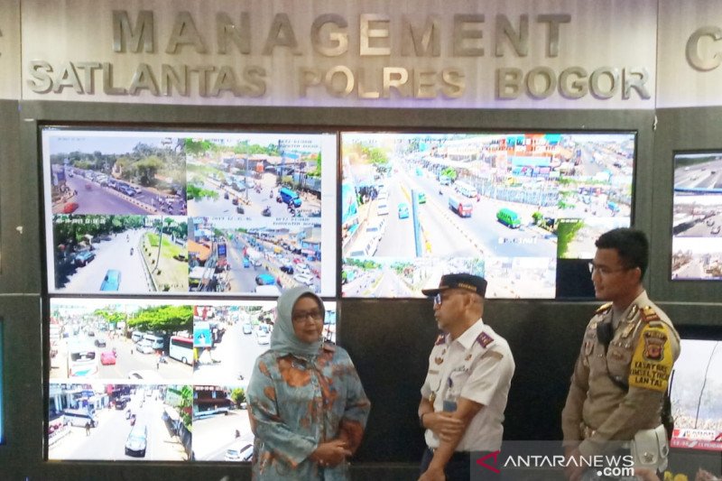 Bupati Bogor bentuk program penanganan lalu lintas 'Save Puncak'