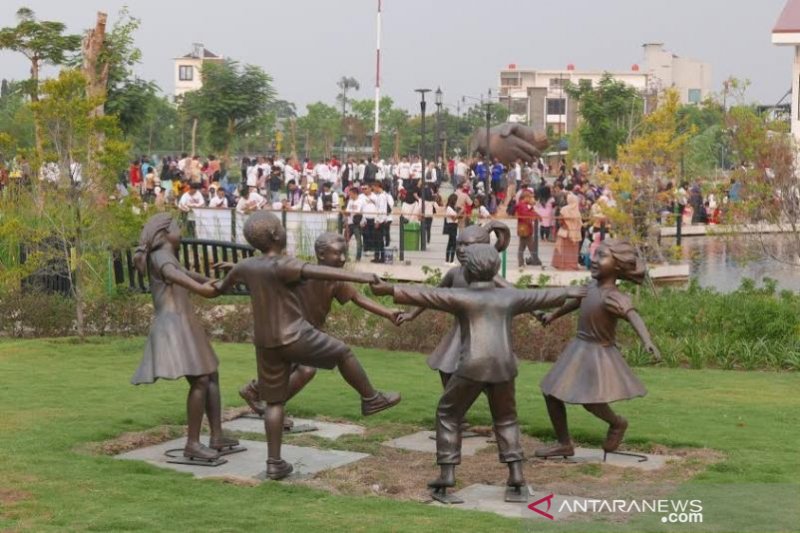 Pengunjung padati Taman Kiara Artha Park Bandung saat akhir pekan