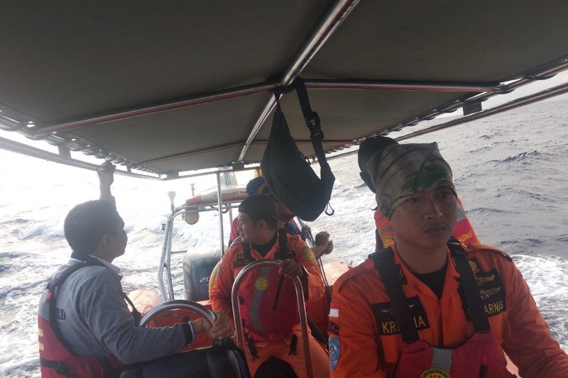 Warga Lombok Timur ini nekat loncat dari kapal di laut Sumbawa