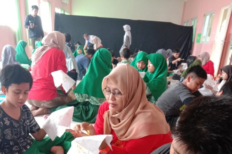 Kelas pelatihan membatik di Cirebon diminati siswa SD hingga SMA