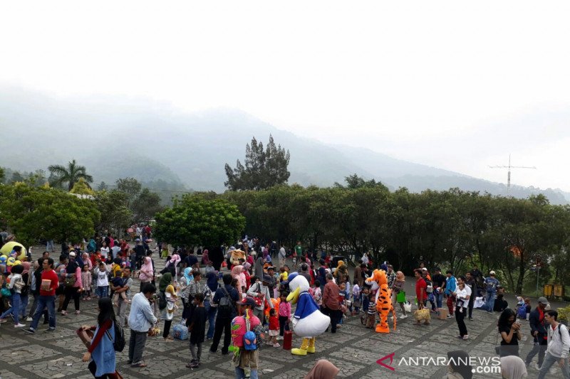 Wisatawan asing berkunjung ke Kebun Raya Cibodas menurun