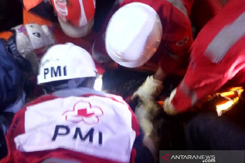 Relawan PMI Cianjur bantu BPBD evakuasi dua korban tertimbun longsor