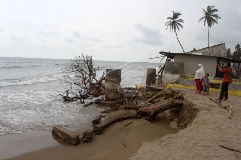 ABRASI PANTAI 157 WARGA MENGUNGSI