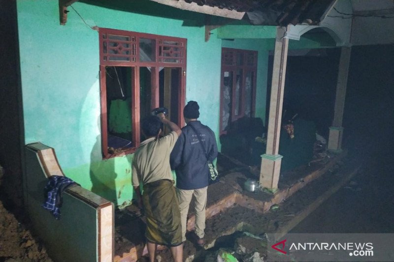 Suami istri tertimbun longsoran tanah di Cianjur ditemukan sudah tak bernyawa
