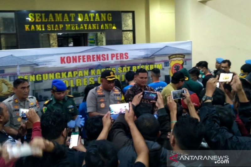 Lima orang diduga mucikari yang beroperasi di Cipanas diamankan Polisi