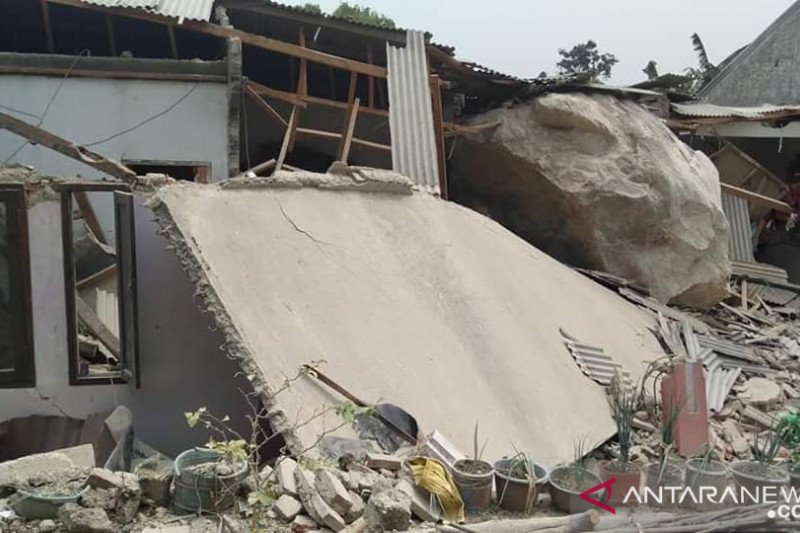 Batu besar menimpa rumah warga akibat aktivitas pertambangan, kata Dinas