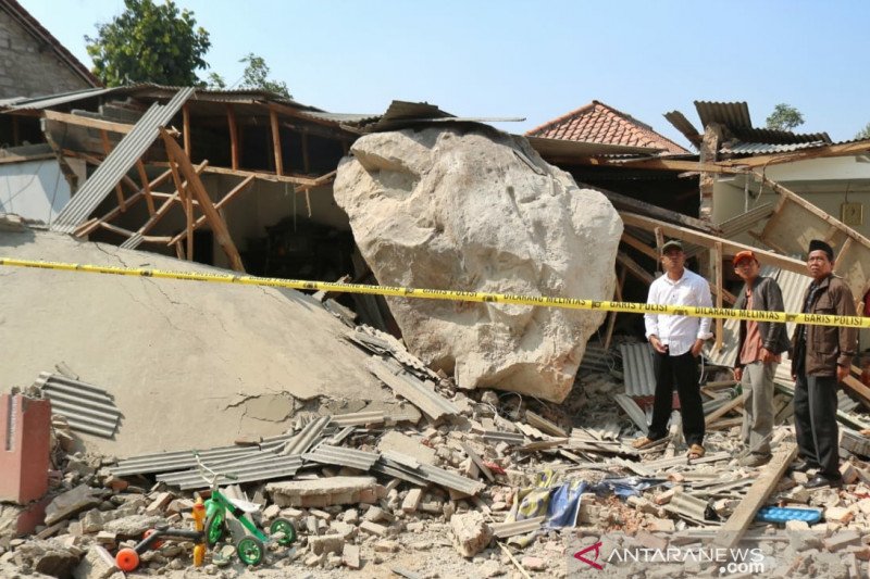 Polisi Purwakarta periksa tiga saksi kasus bebatuan menimpa rumah warga