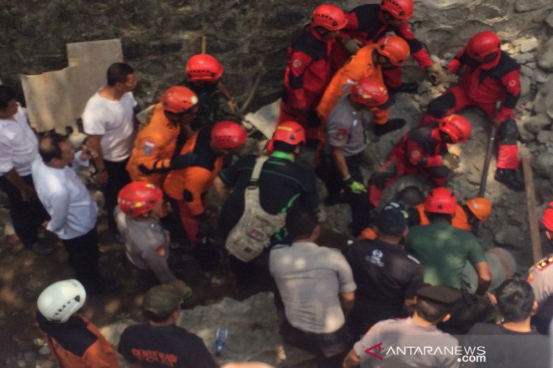Dua pekerja bangunan di RSUD Kabupaten Sleman tertimpa talud runtuh