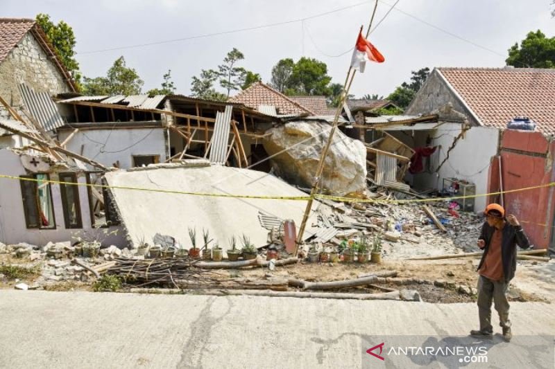 BATU BESAR  TIMPA RUMAH WARGA