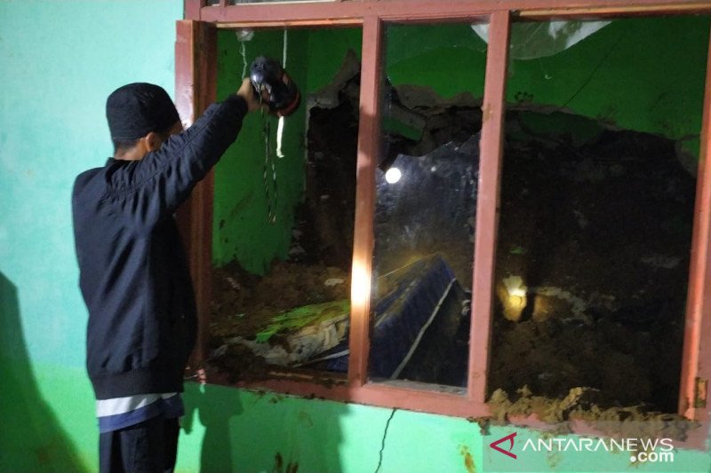 Satu hari terjadi enam bencana alam di Cianjur