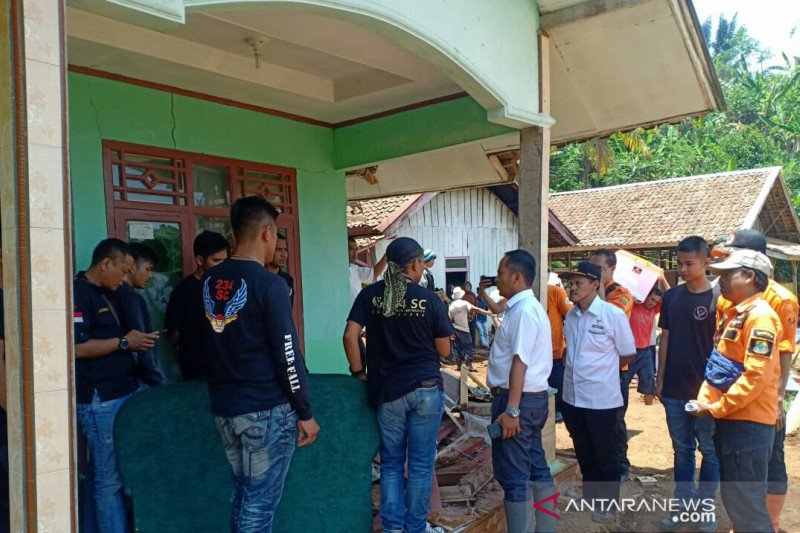Dua kepala keluarga korban longsor di Cianjur mengungsi