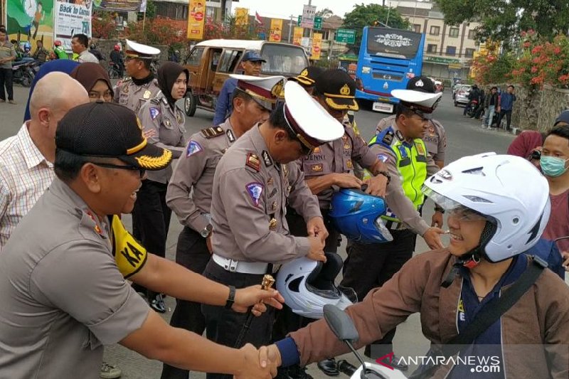 Polres Sumedang bagikan helm untuk mahasiswa di kampus Unpad