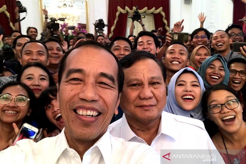 Jokowi dan Prabowo berswafoto bersama wartawan kepresidenan