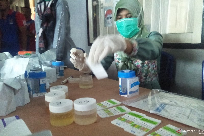 Pastikan bebas narkoba, BNNK tes urine puluhan petugas Lapas Pariaman