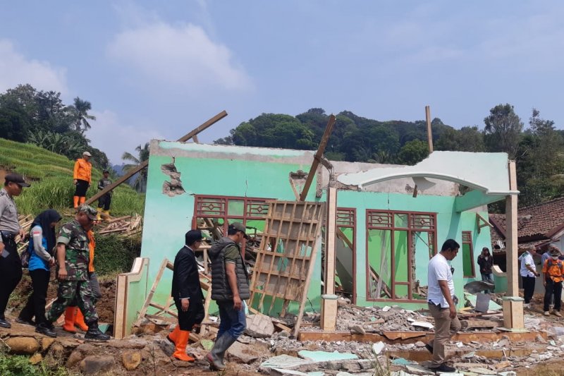 Warga Cianjur diminta waspada dan segera mengungsi bila melihat tanda bencana alam