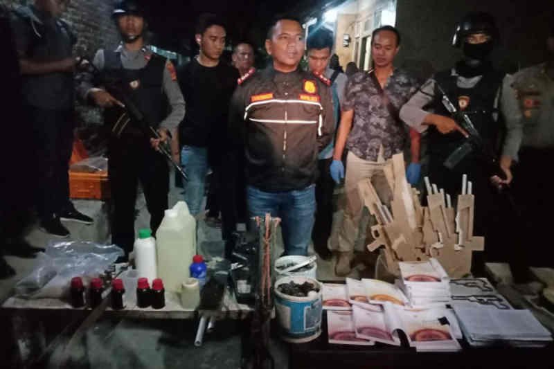 Polisi temukan cairan kimia di rumah terduga teroris Cirebon