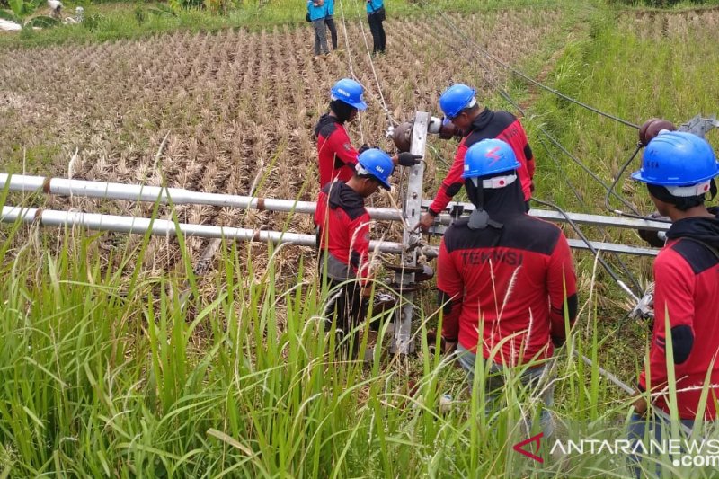 Puluhan tiang milik PLN area Cianjur roboh dan patah