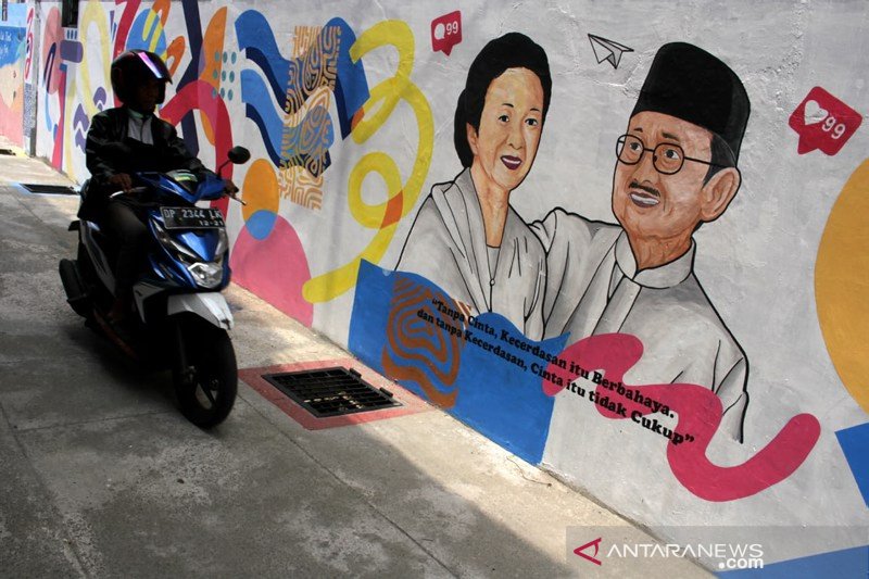 Mural cinta Habibie Ainun