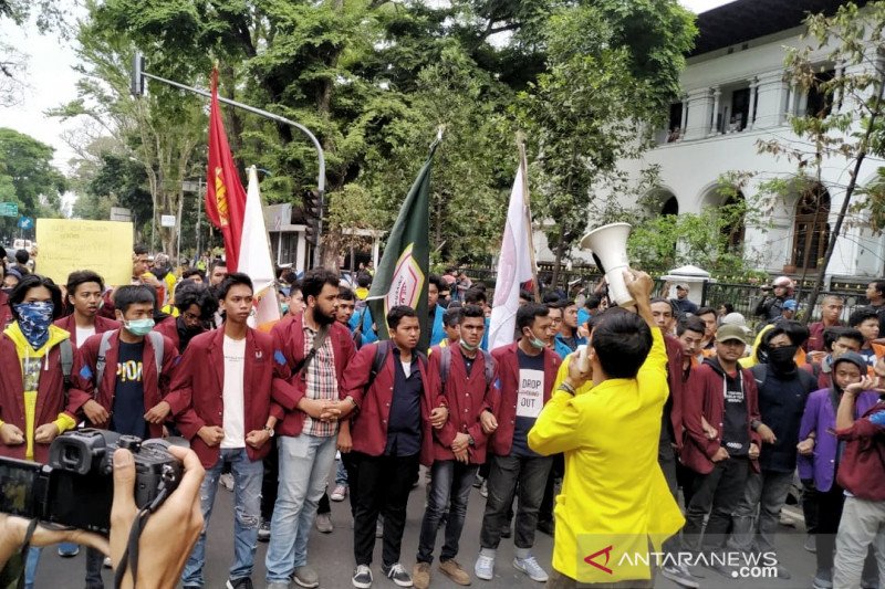 Ratusan mahasiswa kembali gelar aksi di depan Gedung Sate Bandung