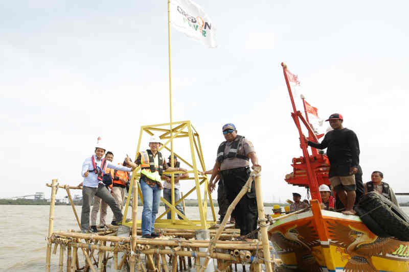 PT Cirebon Power bantu lampu suar untuk nelayan