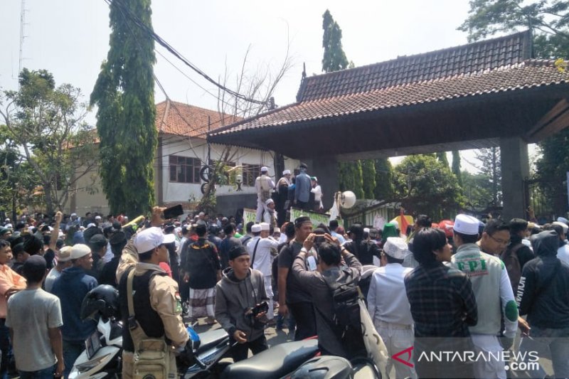 Kantor Bupati Cianjur diduduki seribuan warga Cikalongkulon