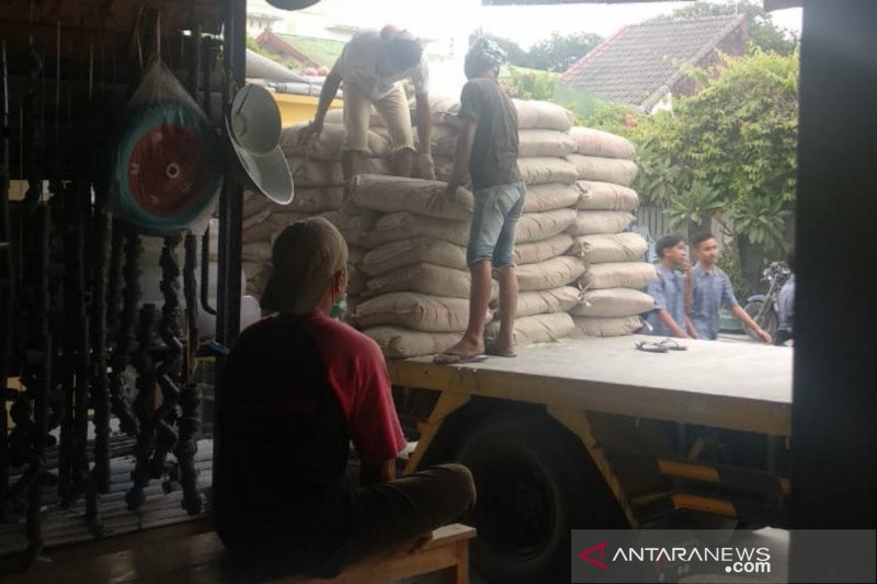 Pedagang di NTB menjual semen mahal terancam sanksi pencabutan izin usaha