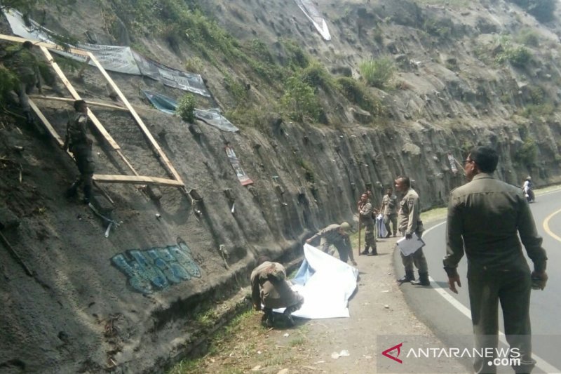 Satpol PP Cianjur tertibkan ratusan spanduk dan baliho bakal calon bupati