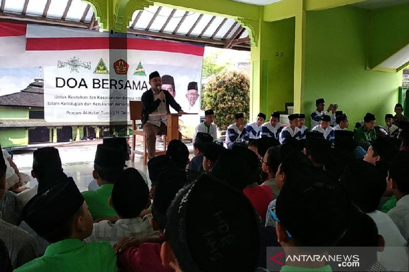 Ribuan santri di Garut doa bersama untuk keselamatan pelantikan Presiden-Wapres