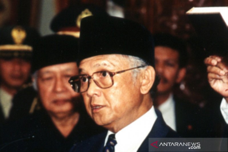 Presiden yang memimpin indonesia pada masa reformasi secara berurutan antara lain