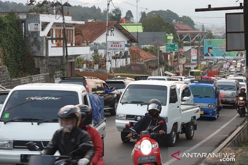 Jalur Puncak-Cipanas macet total  dengan antrean belasan km setiap akhir pekan