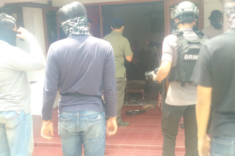 Densus 88 sita barang bukti dari salah satu rumah terduga teroris