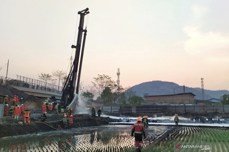 Kebakaran pipa minyak di KM 129 Tol Purbaleunyi mulai padam