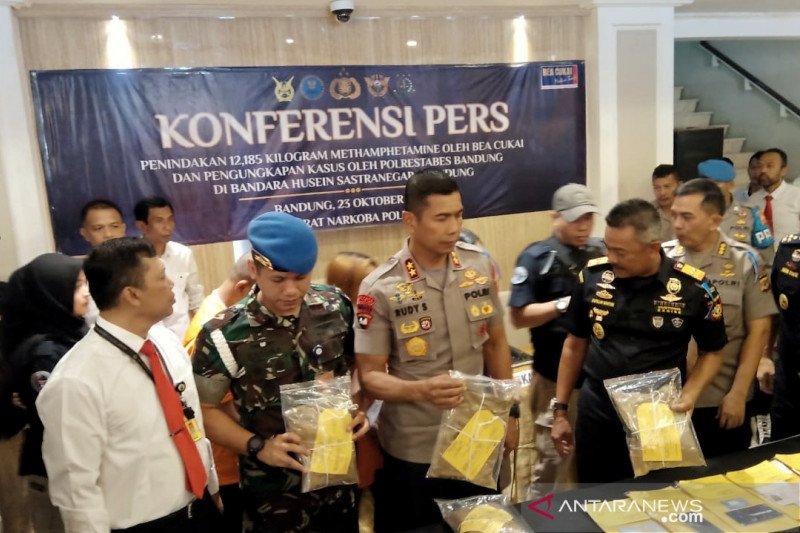 Polisi Bandung sita 12,3 Kg sabu dari seorang kurir di Bandara Husein
