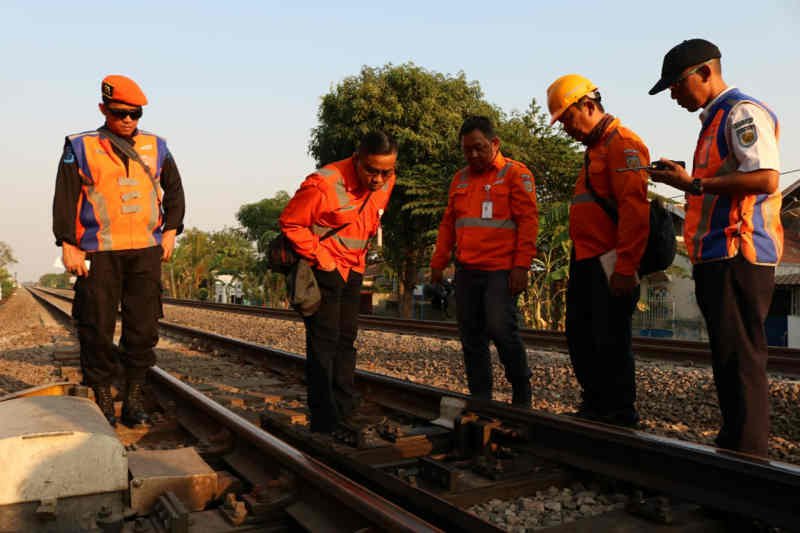 KAI Cirebon periksa jalur kereta untuk pastikan keamanan perjalanan