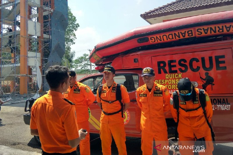 Nelayan hilang akibat kapalnya dihantam ombak di Laut Tasikmalaya