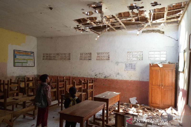 Atap kelas SDN 2 Cijolang di Kabupaten Garut runtuh