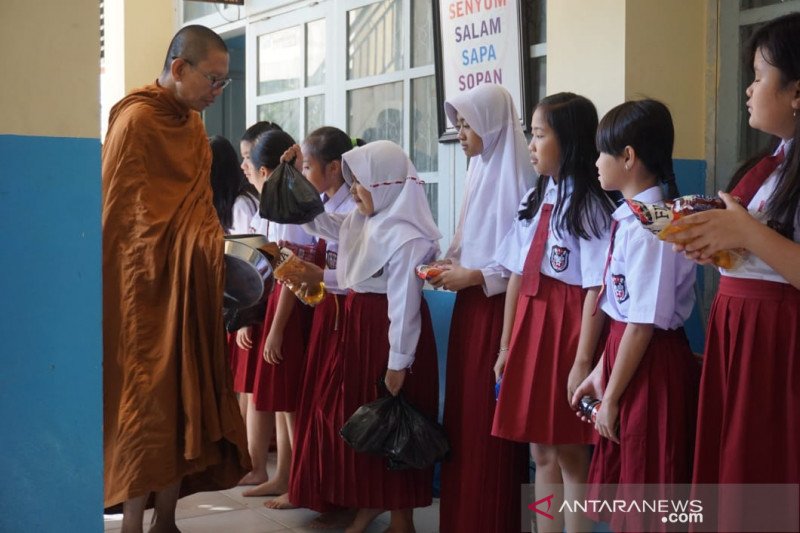 Prosesi Pindapata Sekolah Karuna Dipa Palu