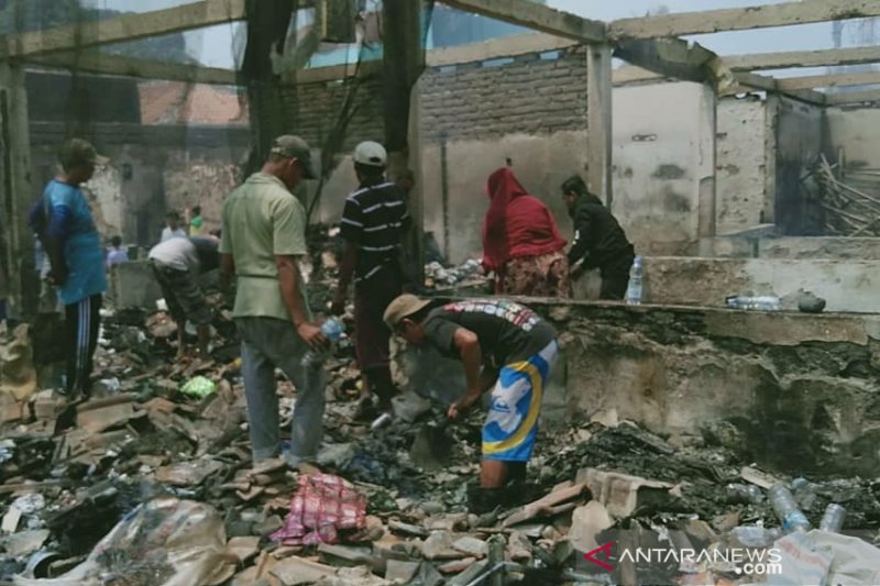 Pedagang Pasar Jatisari Karawang yang kebakaran akan direlokasi